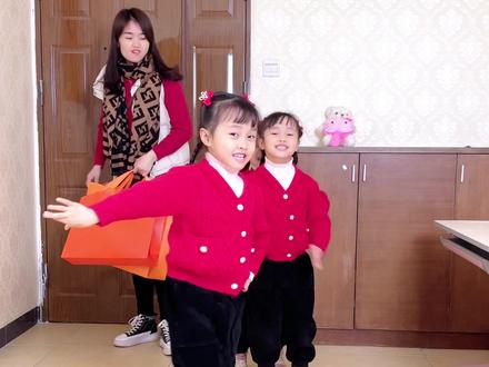 马上过年了,宝贝们自学了支#开门红 ,送给大家,请笑纳!#三胞胎真善美