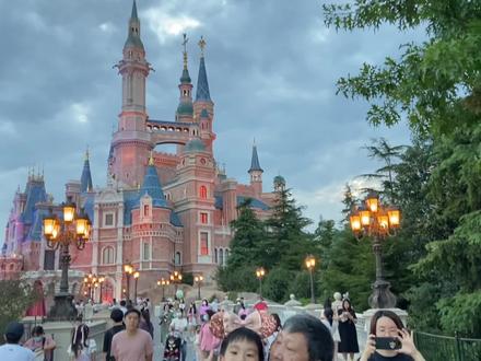 我带父母孩子穷游去迪士尼和环球影城 不买优速通就是穷人,就是没资格玩这些游乐场么?