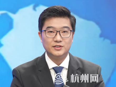 近日,山东一男子手机不慎滑入火坑,背面烧得面目全非,屏幕竟还能用。#13999元华为手机掉火坑后还能用