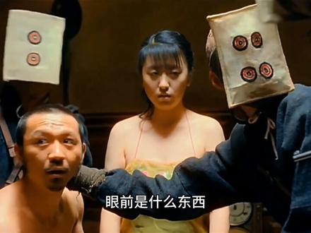 原来肚兜女郎的戏是这么拍的,当时导演姜文为了 保护她的隐私,居然让男演员都戴上了不透光的头套#《让子弹飞》#赵铭