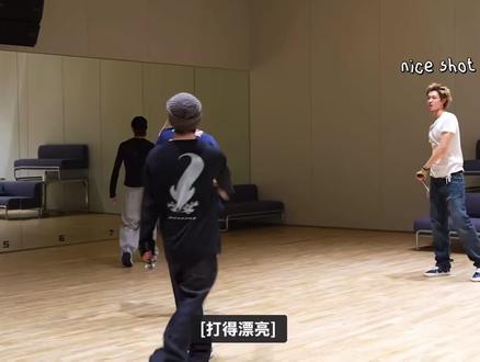 2025mama准备好了吗?!
看了这期物料我永远不会忘记mama颁奖典礼雨凡遭受了怎样的网暴 明明幕后还带着弟弟们进行中文联系 因为是在香港 还是练的粤语 雨凡真的有在意中粉啊 因为颁奖典礼没说中文遭受网暴 甚至mama第二天说了中文也被骂 说什么“骂了才知道说中文” 真的很让人难以费解吧 在mama练习室花絮中雨凡有提到很期待这次的舞台 结果颁奖典礼后和舞台前形成了鲜明的对比 第二天还因为跳舞太卖力 下了台就吐了 后来进行采访状态也非常不对 真正喜欢他的人不会因为不说中文而进行伤害的吧 认真看过一些xxm签售or物料的都会知道他中文并不熟练 因为不说中文而被这样对待未免也太苛刻了
插一句:孩子们讲粤语好可爱啊 很有嚼劲
希望大家天天开心
#cortis#赵雨凡#香港mama#严成玹#中文