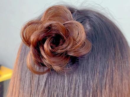 #编发盘发 #编发教程 三千芊丝上头花教程,错过了就找不到了噢,徒手就能编出好看的玫瑰花编发,姐妹们喜欢吗@抖音小助手