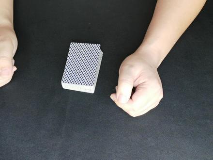 刘谦表演过的魔术教学,选三张牌都能猜中什么牌,学会马上表演