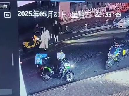 情侣偷外卖,全城外卖骑手围捕,在厕所门口偷吃被逮住