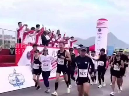 68岁周润发挑战参加半程马拉松比赛。#热点知多少