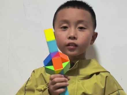 你敢信?120段魔尺居然能拼出东方明珠! 120段魔尺拼东方明珠 精简核心步骤
1. 对称对折,折双塔身主体
2. 中段折叠,做中间球体造型
3. 首尾定型,折塔尖与底座
4. 微调卡紧,完成最终造型
#120段魔尺 #魔尺东方明珠 #百变魔尺 #儿童益智 #专注力培养