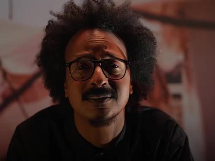 苏丹战争 | 够了,请停止吧! 苏丹,
一整年的战争。
家人失散,家园被毁,生活支离破碎。
苏丹人渴望和平已经整整一年。
他们不能被忘记。
联合国难民署苏丹籍员工奥马尔·埃尔纳伊姆为他的祖国沉痛地疾呼,请国际社会继续关注苏丹。
#苏丹冲突