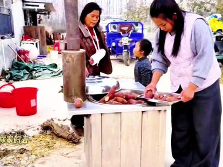 李佳蒸红薯,阿杜妈想吃依依不让她吃,李佳说回家去吃泡面吧 #原创视频 #日常生活