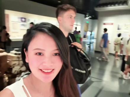 深圳南山博物馆,被网友称为“很有作为的博物馆”,因为它的展览真的很有质量啊!今天给大家带来南山博物馆详细打卡攻略:南山博物馆需要预约吗?闭馆时间是什么时候?地铁站出口是哪个?南山博物馆最近有什么展?收藏起来备用吧!
南山博物馆需要预约吗?
不需要,南山博物馆取消了个人实名预约参观制,实行免预约入馆,所以大家直接去就可以了,不用门票也不用预约
南山博物馆闭馆时间是什么时候?
南山博物馆开放时间:周二至周日10:00-18:00(17:30停止入场)周六夜间开放时间18:00-21:00(20:30停止入场)。
逢周一闭馆(国家法定重大节假日除外),特殊情况另行公告。
📍地址:南山区南山大道2093号南山博物馆
🚇地铁:1号线、12号线桃园站B出口
🚎公交:南山文体中心站
🚘自驾:导航到南山博物馆停车场(C区离电梯近)
🚗南山博物馆停车指南:南山博物馆有地下停车场,但是车位较少,大家可以选择停在附近等天虹商场(步行到南博约7分钟)或者南山文体中心。
南山博物馆近期展览
近期展览:
瑞玉呈祥—湖北省博物馆典藏明清玉器展
展览时间:2025年4月30日--2025年8月3日
展览地点:南山博物馆二层三号展厅
大成敦煌——敦煌文化艺术大展
展览时间:2025年7月26日——11月23日
展览地点:南山博物馆二层二号专题展厅
🎫门票:
成人票98元/人
半价票49元/人
学生票68元/人
亲子票:150元/一大一小;200元/一大二小;230元/二大一小;280元/二大二小
👉🏻购票入口:南山文体通,大麦等,大家也可以在VX搜索“带你看深圳”发送关键词“南博”快速进入购票入口。由于人数及体验原因,大成敦煌展览需预约!
👉🏻预约入口:南山文体通小🍊序。大家也可以在VX搜索“带你看深圳”发送关键词“南博”快速进入预约入口。
⏰预约开始时间:2025年7月21日 10:00
长期展览:
古代南山
展期:长期
地点:南山博物馆三层
近代南山
展期:长期
地点:南山博物馆三层
南山改革开放史
展期:长期
地点:南山博物馆四层
#vlog日常 #vlog十亿流量扶持计划 #日常生活 #原创 #日常分享