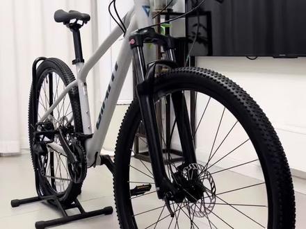 24款捷安特ATX830|3k内全能王,通勤越野一车搞定🚴
✅ 官方原价2898元,二手准新性价比炸裂
✅ ALUXX铝合金全内走线车架,轻量坚固、外观干净利落
✅ 禧玛诺CUES 2×9速(18速),变速丝滑、爬坡省力、耐用不挑路
✅ MPH油压碟刹(前180/后160mm),雨天稳定、制动安全感拉满
✅ 线控锁死气压前叉,平路锁死更省力、越野开避震更稳
✅ 中空一体牙盘+筒轴轮组,踩踏硬、发力直接、刚性更强
✅ 27.5/29寸可选,S/M/L码齐全,155–190cm都有合适尺码
✅ 全原装无改、无摔无暗病、准新成色