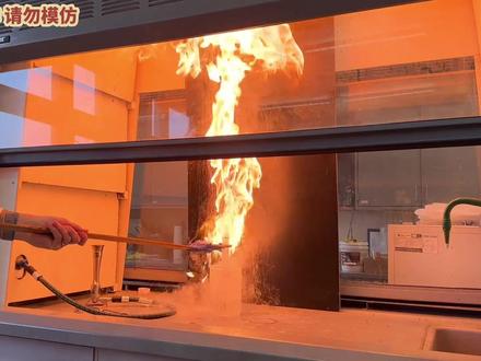#化学实验 #实验 沸腾的石蜡遇水为什么爆燃了。
