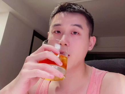 周日微醺夜,给宝子们分享一下我很喜欢的一款经典鸡尾酒:@教父
#调酒日记 #今天你喝咖啡了吗 #彩虹🌈 #教父#鸡尾酒
