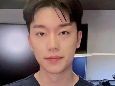 因为工作安排,这个月主要在急诊,待了没几天一下就理解了为什么急诊科医生总是有那么多的故事,在急诊确实很容易遇到更多的人或事,今天跟大家分享一下我前几天在急诊遇到的一些事情,我还挺有感触的。#急诊室故事