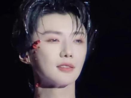 不哭 不哭 可是你俩先哭的,带着哭腔唱完了这首歌,也是他们澳门演唱会的最后一首歌#人生第一场演唱会 #郝熠然不哭