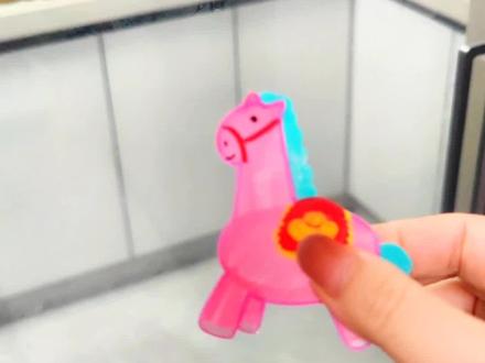 纸笔和透明胶做小马窗花,用清水就能贴。#真实生活分享计划 #有趣的儿童手工作品 #自制窗花 #小马手工 #DIY贴纸