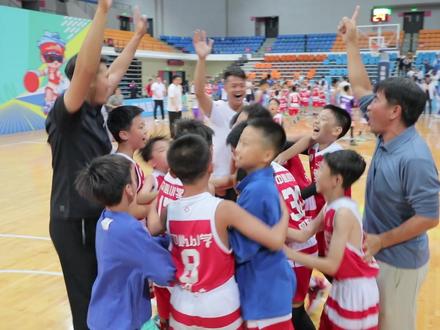 #潮流东莞篮球城市 ,篮球少年蜕变成长!2023-2024学年#东莞长安 中小学生篮球比赛收官,#校园篮球 涌动蓬勃朝气(视频来源:长安融媒体中心)——