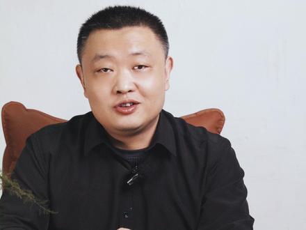一条视频学会游标卡尺:三步读数,9.56mm现场演示 很多人游标卡尺不是不会用,是没归零、斜着看产生视差、对线找错导致读数偏差。本视频用表盘式与0.02游标卡尺分别演示归零方法,并讲清“三步读数口诀”:先读主尺整数,再找游标对线,最后相加得尺寸。现场带你读出9.56mm,同时说明零误差处理公式,确保一次学会、报数不再翻车。#游标卡尺的使用方法 #暖太阳苗小胖 #卡尺怎么看尺寸 #游标卡尺读数 #发动机维修