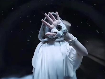 邓紫棋往年演唱会MV以前我很不理解,为什么一场演唱会的MV是拍成这样的,又不像宣传,更像一段历经磨难的自我救赎,相信很多人跟我一样,直到这段时间偶然刷到,才能理解其中含意,这不就是隐喻的觉醒短片吗?因为他们是了解事实真相的人,只是不能说也不敢说,所以只能以这样的方式来告诉大众。观点个人理解,不知道你们看完有什么感想?#故事会#邓紫棋#本故事纯属虚构请勿模仿