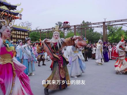 开封万岁山武侠城!自驾停车 + 表演预约全攻略 自驾党实测有效!别去景区门口碰运气,3 号停车场 + 免费接驳车10 分钟到门口(末班车 22 点)~ 打铁花 + 三打祝英台要验票后公众号抢 C/D 区!园区物价友好,3 天门票无限进出,可以住附近亲子房,不用赶行程,吃饱喝足慢慢玩!
#开封万岁山武侠城 #万岁山武侠城游玩攻略 #万岁山武侠城旅游攻略 #开封万岁山攻略 #万岁山武侠城