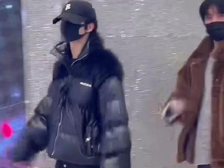 12月19日上午desire4+2在上海环球港快闪店,粉丝偶遇。还发生了走散找人等人事件😄#desire4#黄星#邱鼎杰 #江衡#李沛恩