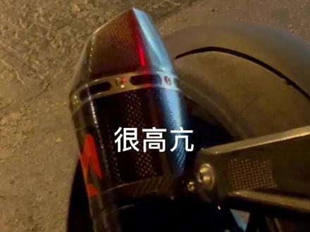 喜欢大小眼的评论区扣1!喜欢新款的评论区扣2!个人感觉大小眼车身更霸气 新款车身是目前跑车的趋势@LLL 啥时候换新款啊#机车#宝马s1000rr