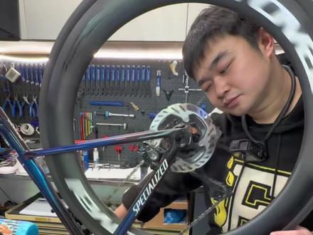 有些问题听了描述后大概能定位问题点,通过清理、调整、紧固基本能得到解决。也有一些问题是常年累月积攒下来的可能是多处形成的系统性问题,光解决一处两处改善不明显。更有甚者,根本复现不了车友口中的异响,那真的是无能为力。
所以在长达好几个小时的巡修过程中,遇到的车辆和情况多种多样。解决好了成就感满满,解决不了我不知道文师傅有没有挫败感,或者有没有想着在接下的时间里积累更多经验以便更好地解决车友们的问题。
#文师傅全国巡修 #自行车维修 #自行车