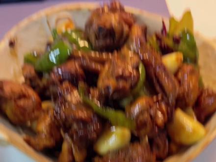 跟着村驴老师做炒鸡,太香了!#我的厨房日记 #村驴 #炒鸡 #做饭
⬆️:用的电陶炉无法跟明火比,锅无链接从妈妈家拿的,搜不锈钢炒锅应该有类似款,不锈钢用在电陶炉导热会比较快,用对方法才会不粘锅(本人经常粘的稀巴烂)按需购买