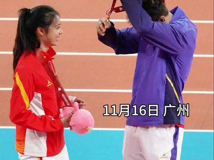第十五届全运会4×100米混合接力赛后,金牌得主福建队队员何锦櫶与银牌得主四川队队员刘峡君,在领奖台上甜蜜互动,两人恋情曝光。(记者:周名俊 肖阳)