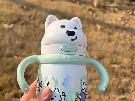 给孩子换了个#保温杯 没想到它喝水都变得更积极了。它是这种316不锈钢内胆的,不仅安全,保温效果还特别好,倒置也不会漏水。而且吸管是这种扁平防呛的,即使大口喝也不用担心被呛到,自带提手出门拎着就很方便#儿童保温杯