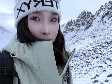 欢迎收看03女大一个人去爬奥太娜|成功登顶版🏔️最全攻略 《我无法形容这一刻的珍贵 直到它成为回忆》
能让身体到达的地方 就别让眼睛有遗憾
从晚上四点多开始登“奥太娜” 早上九点多登顶 我的感慨太多太多…
在这一路看见了大家都在为登顶而努力 一路上都在互相加油鼓气 让很多人都有了动力 大家都很有爱 同样必不可缺少的是很感谢我的向导他总激励我 夸我让我有很多的动力 一路上帮我记录 让回忆有了证据 俗话说“上山容易下山难”下撤的路我真的在凭毅力完成我的向导也一直帮我开路 走一段就等我 真的很感动 同时也一直在活跃气氛让路程不无聊 一切的一切都在帮助我 让我很幸运很荣幸的被神山接纳并登顶 这是我22岁一个多么美好的定格也是有勇气的冲锋 我爱自由更享受大自然给我的氧气 凌晨四点钟一直到白天12点下撤结束 给我的感慨太多了 遇见的大家也都太美好了“欲买桂花同载酒,终不似少年游”让我们都有享受自由的勇气和遇见困难坚持不懈永不言弃的信心。值得留念的一天🏔️帅气向导@Juntao 超会拍#vlog日常 #奥太娜雪山 #奥太娜 #徒步 #登顶