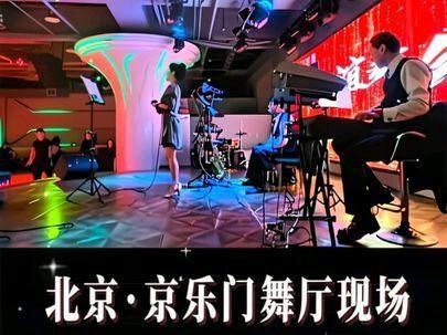 完整版《三月里的小雨》作词:小轩,作曲:谭健常,刘文正演唱的歌曲,收录在刘文正于1981年发行的同名专辑《三月里的小雨》中。#70.80.90经典歌曲回忆#舞厅现场演唱#快四舞曲