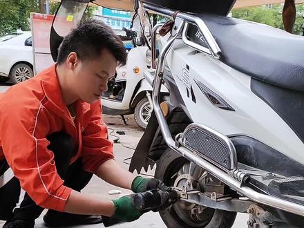 客人说不补了,直接帮他换个后轮吧。@#修理工的日常