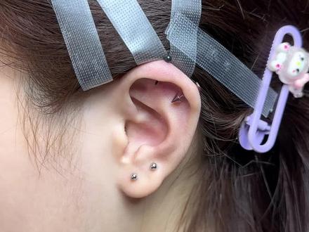 还有人不知道如何正确更换恶魔钉? 那么这条保姆级视频教会你! PS:(客户的耳朵天生长这样没有肿)#恶魔钉 #穿孔 #手穿 #海丰穿孔 #汕尾穿孔