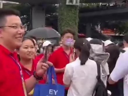 6月7日,海南海口,高考数学考试结束,考生齐呼:太难了!没关系,好好调整心态,后面几科继续加油!#2022高考必胜 来源@海南特区报 #2022高考护航