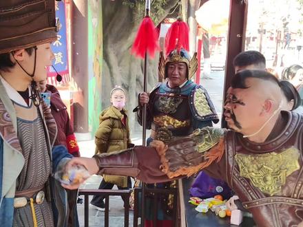 当着宋将的面!金贼打劫当铺!无法无天了#真实生活分享计划 #清明上河园 #清明上河园的年轻人表演欲有多强 #全国年味巡游开始啦 #人山人海太热闹了