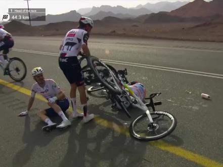 环沙特争议瞬间:对手身下抽车+带伤跟车,这样操作怎么说?
#自行车赛 #公路车 #环沙特 #野途网 #uae车队