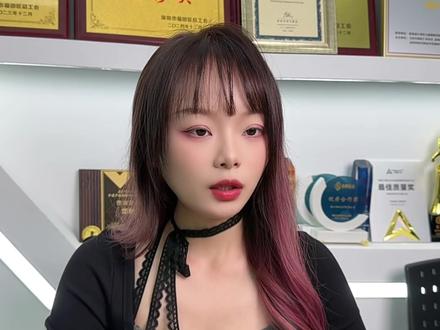 在芯片下面用狗骨式布线? 根据芯片引脚功能进行 “混合扇出”与“分区规划” :
电源/地引脚区:大胆使用 “狗骨式” 。这些引脚对空间和残桩不敏感,用最低成本方式处理。
关键高速信号引脚区(如PCIe, DDR数据线):必须采用 “盘中孔” 。确保信号路径最短、最干净,这是为性能必须支付的成本。
普通低速信号引脚区:根据整体布线密度决定,可灵活选择。
#面试 #PCB #电路板 #华秋