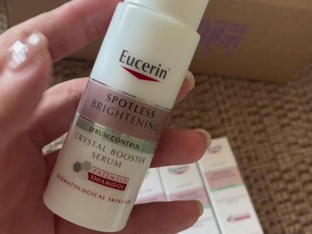 优色林的这个光引精华现在挺多人推荐的,我准备拿来当白天精华用。同系列的三效精华我用了快一个月,确实变白了,三效精华能祛痘去痘印美白,而且更便宜,但是真的搓泥,刺激,酒精味重。各取所需吧。平价又有效。我现在基本不再买水乳了,只是叠加精华 代替水乳,晚上加个面霜。#亲测分享 #购物分享 #满设计师集合店