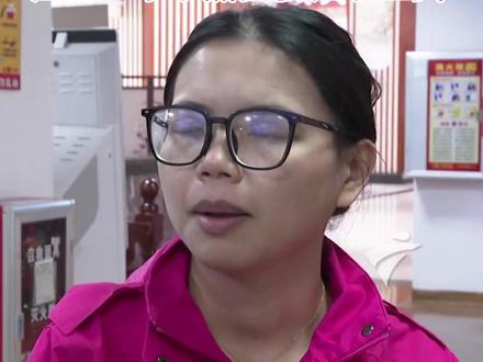 广东省第二中医院皮肤科主治医师李霖提醒,如出现白发异常、迅速增多的情况,建议咨询皮肤科医生,排查其他潜在的健康问题。(广东台记者:陈信)