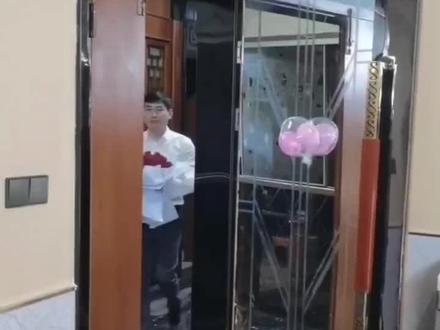 古人指女子:祝我的女孩,生日快乐🎂🎁
12岁称金钗之年,
13岁称豆蔻年华,
15岁称及笄之年,
16岁称碧玉年华,
20岁称桃李年华。