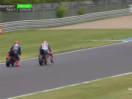5号好像是勾了75号一脚,小伙子激进又暴力#摩托车赛事 #wsbk #张雪机车 #摩托车赛事高光