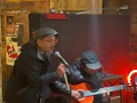 我有一颗蓝宝石,做一个耳环,把它挂在你的胸前,做一个爱的纪念