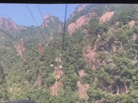 三清山3条索道如何选择乘坐?看完这篇你就秒懂了! 三清山目前有3条索道,分别是外双溪索道、金沙索道和港首索道,分别位于三清山南部、东部和北部。
三清山外双溪索道位于三清山南部,是三清山最早开发的索道,外双溪索道优势靠近上饶市高铁站比较近,上饶转车过来先行抵达这里。另外上索道可以饱览三清山天门群峰,非常震撼,缺点就是爬山陡坡台阶较多,比较耗费体力。
三清山金沙索道位于三清山东部,是三清山第二条开发的索道,金沙索道优势相比外双溪索道,比较省体力,上山陡坡比较少,上山不久可以直达三清山标志性景点女神峰和巨蟒峰。此外就是靠近玉山县,如果选择玉山县中转可以选择这里上山。
三清山港首索道位于三清山北部,是三清山最新开发的第三条索道,港首索道相比前面两条索道,优势在于可以直达三清宫,也就是接近所谓的山顶,它的优势在于全程爬山非常少,游览景区三清宫、西海岸和阳光海岸大都以平路为主,对于不喜欢爬山又喜欢看景的人那就再适合不过了。它的交通优势是靠近德兴和婺源,缺点就是远离上饶市。
以上是三清山三条索道情况分析,如果你看懂了,就可以点击视频下方,团购预约三清山门票索道套票,不去可退。#三清山 #三清山索道 #三清山旅游 #三清山门票 #五一去哪儿