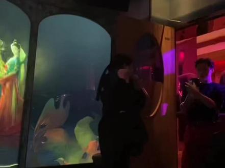 @杰尼龟和@阿爆 终于在杭州见面了,@天总 @唤俊 @阿炸 @Dar @Kseven @HoneyCC 厦门队pk杭州队 ,#阿爆 得到了 #杰尼龟 爱的抱抱 #杰尼龟 得到了 #阿爆 的甜蜜之吻