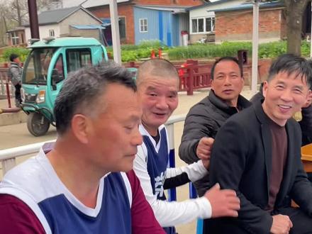 90年代的郎溪球星史叔——史老五! 62岁的年纪打满全场,能防守能进攻,全场砍下20分。我们小时候在老体育场(现在瀚海大酒店的位置)看着他们前辈打球长大的,那时的他一身腱子肉,打球有激情;总是防守场上进攻最厉害的队员。几十年过去了,再看他打球还是那么的认真激情,能在他的身上看到对篮球的极度热爱!你们还有印象吗?祝前辈们身体健康、驰骋球场!#郎溪篮球 #篮球需要沉淀