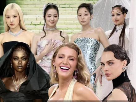 年度盛宴来袭!Met Gala全员开启神仙打架 今年Met Gala主题「Costume Art 时尚即艺术」
直接把全球红毯热度拉满顶峰✨
各路顶流齐聚,早已不是简单穿搭比拼
每套高定都藏着设计师的态度与巧思
碧昂丝十年回归压轴登场
Anne、谷爱凌、Lisa、墨丸全员惊艳
BLACKPINK合体刷屏,柳智敏首登红毯气场拉满
肯豆、金姐、刘雯每套都穿出艺术质感
有人把名画、雕塑、艺术理念穿在身上
也有人只剩奢华堆砌缺少内核
这届Met Gala,真正诠释了:
时尚从不是穿搭,而是可穿戴的艺术表达~
你心中本届红毯全场最佳是谁?
#MetGala #MetGala红毯 #明星红毯造型 #BLACKPINK #时尚资讯