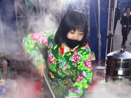 1.4米大锅,是老兰州烩菜的味道,会吃的人,必须配花卷,才算是老味道!#天儿冷吃点啥 @抖音美食