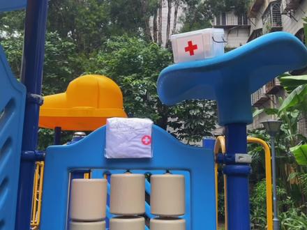 今天嘉嘉在滑梯上捡到了医生工具箱过家家套装玩具#益智玩具 #过家家玩具 #医生玩具 #亲子玩具 #玩具推荐