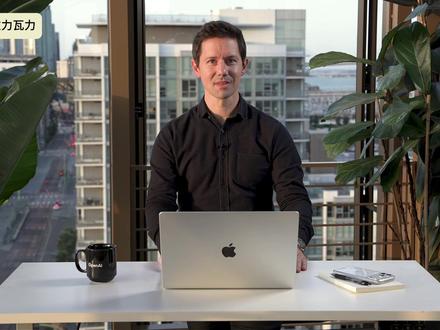 OpenAI Codex APP 使用方法和技巧 OpenAI 开发体验部门负责人 Romain Huet,分享了一些使用 Codex APP 的方法和技巧。
在 Codex 里,你可以同时管理多个项目,也可以让多个智能体并行工作。每个任务都有清晰的状态,有的在运行,有的已经完成。对开发者来说,这意味着可以把一些耗时但明确的工作直接交给它,比如加新功能、更新依赖、迁移技术栈,而自己只需要在合适的时候查看进度和结果。
和传统写代码的方式不同,你不一定非要敲键盘,可以直接用语音描述想法。比如给一个正在开发的 iOS 应用增加一个展示 NASA 每日天文图片的页面,Codex 会自己去找合适的 API,生成代码,并把整个过程拆成可查看的步骤。任务完成后,你可以直接看代码差异,在行内给反馈,要求它继续调整,或者确认没问题后合并。必要的话,也可以一键在 Xcode 里打开,或者直接运行应用。
Codex 也适合处理长时间的任务。有些操作可能要跑几分钟甚至几小时,尤其是在大型代码库中。你不需要一直盯着,它会在后台执行,你只要在完成时回来查看。这种方式更接近带着一支团队工作,而不是一个人盯着编辑器。
对于偏视觉的工作,Codex 提供了更灵活的交互方式。你可以把对话窗口弹出来,让它跟着你在界面中移动,一边看效果一边口述修改需求,比如给网页里的进度条加动画,几秒后就能看到变化。这种即时反馈让协作感更强。
Codex APP 同样支持技能。技能可以把你常用的工具和团队约定封装起来,让 Codex 直接使用。比如通过 Figma 技能,它不是看截图来猜界面,而是直接读取设计文件的结构,包括间距、字体和变量,然后生成符合设计系统的真实代码。这也解释了为什么生成的界面和设计稿匹配度很高。你也可以为自己的团队创建定制技能,让它更贴合实际工作流程。
在此基础上,Codex 还支持自动化。你可以把技能变成定时运行的任务,比如定期整理来自 Sentry 的警告,或者处理 Linear 里的缺陷和工单。这些事情在后台完成,你可以把更多精力放在真正需要判断和创造的部分。
Codex 还引入了工作树的概念,为每个智能体提供独立的代码副本,减少冲突的风险。如果你愿意,也可以把任务直接交给云端的 Codex,用的还是同一套界面。
#AI技术 #CodexAPP #OpenAI #人工智能