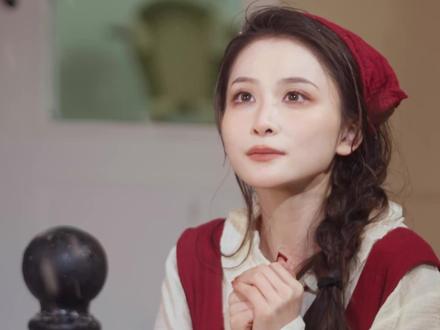平时扮演“土味油腻女海王”的@王七叶 ,本人是什么样?
真实的王七叶,是个实打实的I人:平时和最热门的cp男演员除了工作不说一句话;会因为开箱拍摄时候编导一句“这个好看送我”的玩笑话,给对方买一份一模一样的礼物。
“王七叶”是如何诞生的?“女海王”背后,又是怎样的一群人?点击视频,查看王七叶和幕后团队的团队日常。
#智族GQ王七叶采访#王七叶团队氛围好疯啊